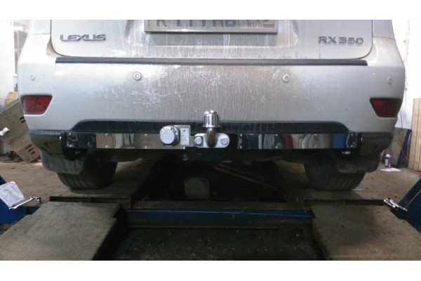 Фаркоп Лидер-Плюс для Toyota Highlander II 2007-2010 (с накладкой из нерж. стали). Фланцевое крепление. Артикул L101-F(N)