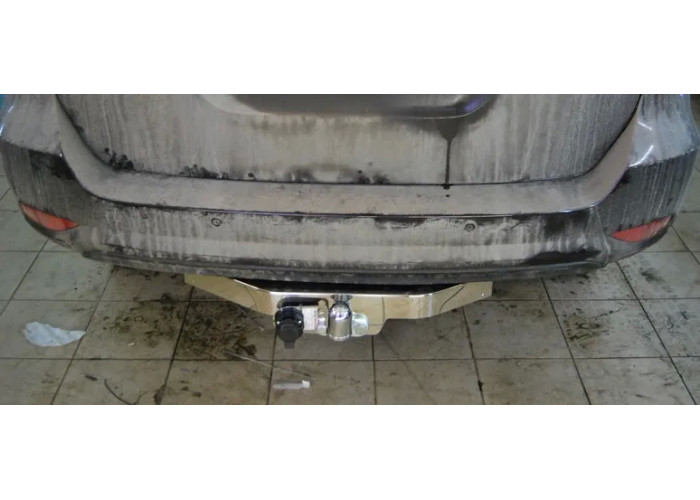 Тюнинговый фаркоп Bosal с металлической накладкой для Toyota Fortuner II 2015-2023. Фланцевое крепление. Артикул 3019-FL