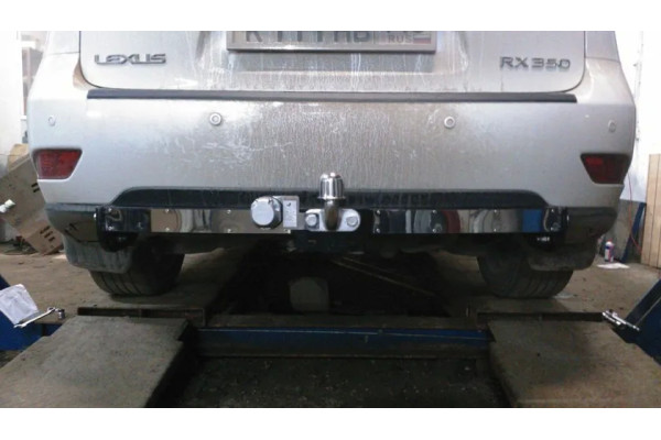 Фаркоп Лидер-Плюс для Toyota Highlander I 2003-2007 (с накладкой из нерж. стали). Фланцевое крепление. Артикул L101-F(N)