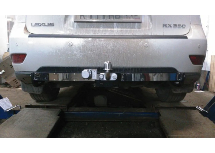 Фаркоп Лидер-Плюс для Toyota Highlander I 2003-2007 (с накладкой из нерж. стали). Фланцевое крепление. Артикул L101-F(N)