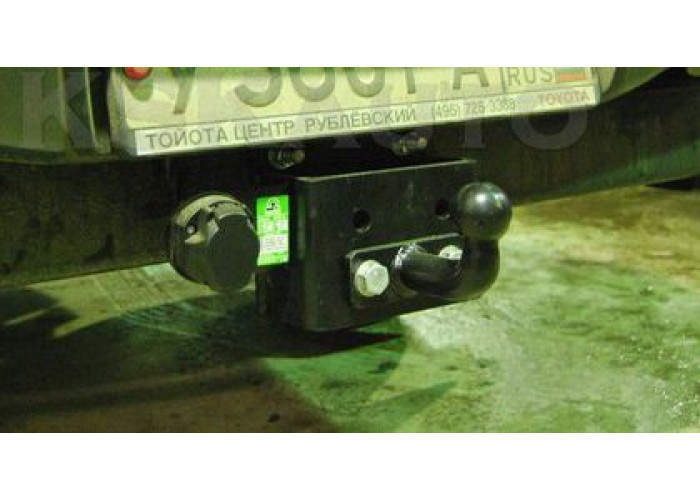 Фаркоп Лидер-Плюс для Toyota Hilux VII Double Cab N2 с подножкой 2008-2015. Фланцевое крепление. Артикул T114-FC